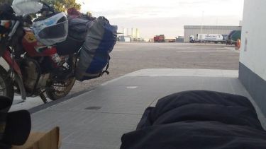 Así durmió el viajero inglés Paul Shepherd en la YPF de Puerto Madryn. Foto: Paul Shepherd.