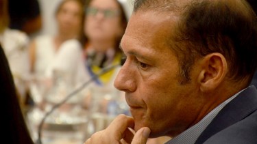 El gobernador Omar Gutiérrez brindó ayer una conferencia de prensa para informar sobre la postergación de actividades por el coronavirus. Foto Yamil Regules