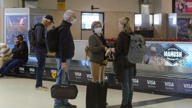 El aeropuerto de Bariloche recibe a diario pasajeros con barbijos desde que se desató la pandemia del coronavirus. Foto: Marcelo Martínez