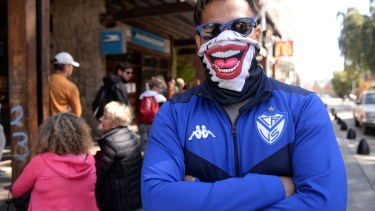 Los pasajeros aguardan afuera del edificio de Aerolíneas. Foto: Alfredo Leiva