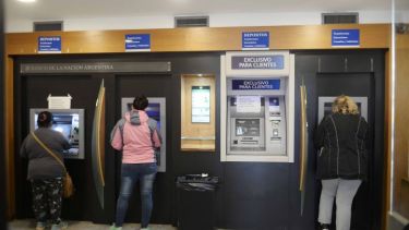 Los adultos mayores quedan expuestos al coronavirus al estar en contacto con los cajeros.