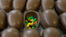 Imagen de Buscan vender miles de huevos de pascua hechos en Bariloche