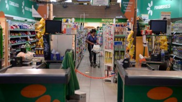 Los supermercados no atenderán al público este lunes por el Día del Empleado de Comercio. Archivo
