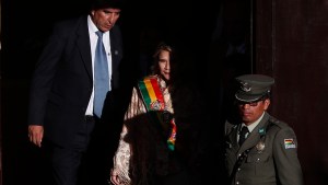 Bolivia: seguidores de Evo Morales lanzaron huevos a la presidenta interina Áñez