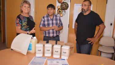 Gobierno y ATE unidos en la distribución de jabón para que los niños puedan lavarse las manos correctamente en las escuelas. (Gentileza).-