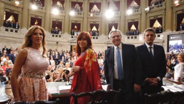 Fernández habilitó las tareas legislativas, acompañado por Cristina y Sergio Massa. Foto: prensa Congreso.-