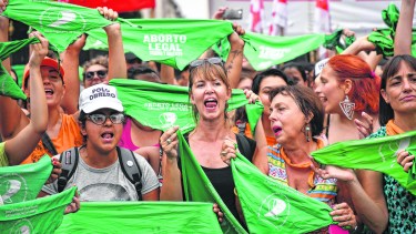 Mujeres se manifestaron ayer para reclamar la "separación de la Iglesia del Estado" y "aborto legal ya". Foto: Télam