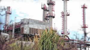 Rematan la refinería abandonada de Neuquén