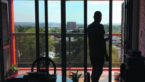 El bar está a 100 metros, pero la música no los deja dormir