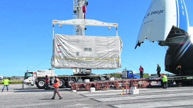 El contenedor principal, con el vehículo del satélite, es descargado en Cabo Cañaveral, Estados Unidos. (Foto gentileza)