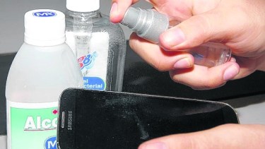 Para limpiar el celular hay que usar una solución a base de agua y alcohol isopropílico. Foto: archivo.-