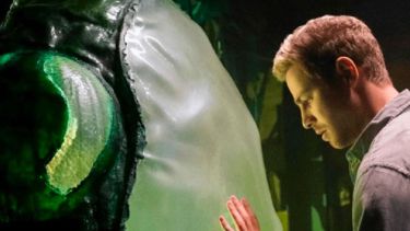 Los aliens hoy a la medianoche amenazarán la Tierra en "Into the Dark: Invasores".