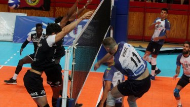 Los neuquinos quedaron match point tras el contundente 3 a 0 en San Juan. (Foto: Oscar Livera)