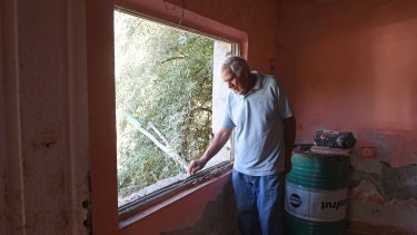 Se llevaron hasta las ventanas. El robo fue en la zona de chacras de Cervantes frente al Canal Grande. Aquí Francisco García: "No creo que alguien pueda arreglar esto", dice. Foto: Emiliana Cantera.  