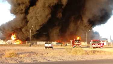Ayer por la tarde se desató un incendio en una empresa que elabora aceites en el Parque Industrial de Neuquén. No hubo heridos pero si pérdidas totales. (Foto: Gentileza Jorge Iturra).