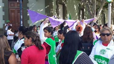 "Las estatales" llevaron sus pañuelos violetas a la Casa de Gobierno. (Gentileza).-