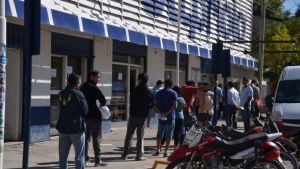 Salieron a comprar y pagar en los supermercados