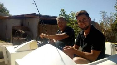 Yendo de la lancha al living. El guía de pesca Pablo Oscar Blasco arregla una embarcación en su casa en Cipolletti y hace atado de moscas en vivo desde las redes. Acá, con su suegro, Edgardo León. 