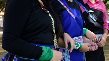 Kvpam es la vestimenta que usan las jóvenes. En la cintura llevan un xariwe (fajas). Foto Florencia Salto.