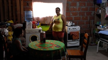 Las mujeres de la región trabajan en sus casas tres horas más que los hombres