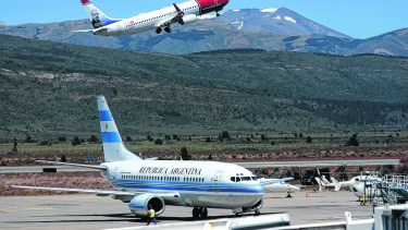 El movimiento en el aeropuerto de Bariloche crece cada año. Esperan que las ampliaciones estén terminadas para el invierno. Foto: archivo