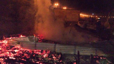 Ayer después de las 20 se desataron dos incendios en Centenario. Desde el cuartel de Bomberos indicaron que serían intencionales. (Gentileza: Centenario Digital).