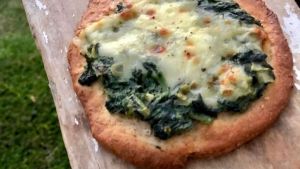 Pizzetas integrales de espinaca y queso
