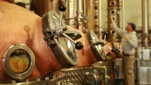 Donaron 19.000 litros de alcohol de pera para la desinfección de hospitales