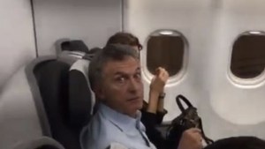 Escracharon al expresidente Macri cuando viajaba en avión