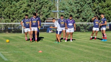 El plantel del Azul atento a las indicaciones del profe Maximiliano Hermosilla.

