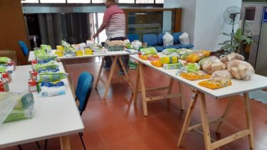 Los alimentos donados se centralizan en el municipio para su posterior distribución. (Foto Pablo Accinelli)