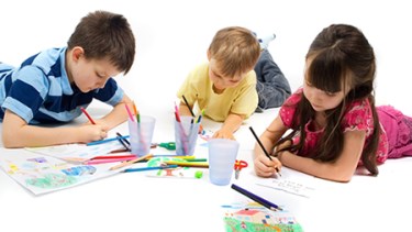 Los chicos en sus casas 24 horas, se dividen el tiempo entre el juego y la tarea. Archivo