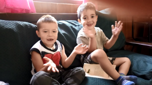 Chicos de un barrio de Bariloche le ponen música a la cuarentena
