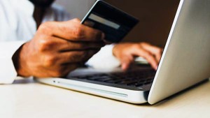 Viajes al exterior: ¿Cómo conviene pagar? con tarjeta, efectivo o débito