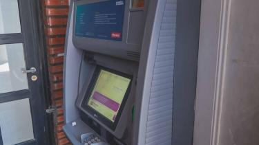 El cajero se encuentra en el ingreso al edificio de la Justicia. 