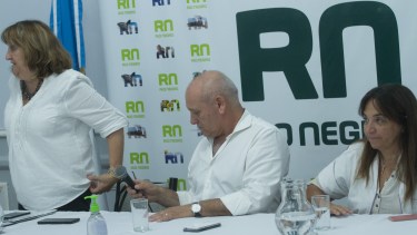 Los ministros de Educación, Mercedes Jara Tracchia; y de Salud, Fabián Zgaib junto a la secretaria de Políticas de Salud, Mercedes Iberó; confirmaron la continuidad de las clases. Foto: Pablo Leguizamon