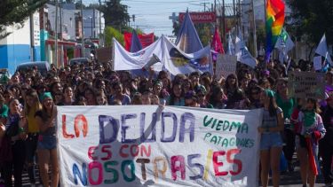 La columna que se movilizó en la capital rionegrina. Foto: Pablo Leguizamón.-