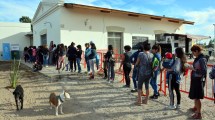 Imagen de Otros 2.000 beneficiarios reciben la tarjeta AlimenTar en Viedma