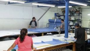 La fábrica textil de Regina que ahora hace batas para hospitales