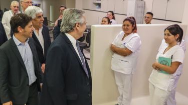 El presidente Alberto Fernández, junto al gobernador bonaerense, Axel Kicillof y al dirigente de Camioneros, Hugo Moyano, recorrieron el sanatorio Antártida, que durante la pandemia del coronavirus será utilizado por pacientes de la provincia de Buenos Aires. Foto: presidencia de la Nación.-