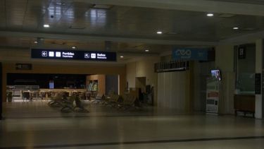 El hall principal del aeropuerto este domingo (Foto: Marcelo Martínez)