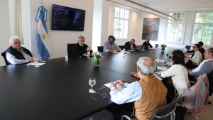 Fernández evalúa cómo extender la cuarentena con ministros y expertos