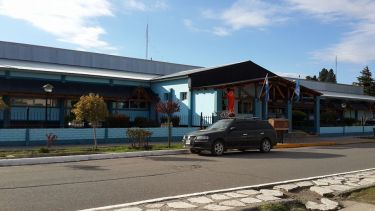 El laboratorio del hospital pide donación de botellas para trasladar los hisopados. (Gentileza).-