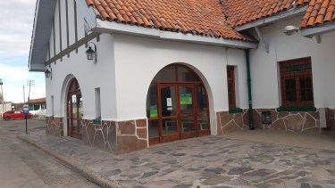 Desde hace 45 días, el edificio de la estación "bimodal" permanece cerrado. Están cancelados los servicios de trenes y micros de pasajeros. (Foto: José Mellado).