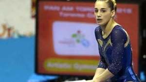 Sigue la polémica por el retiro de la gimnasta Tarabini
