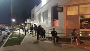 En Cutral Co asisten a los vecinos que esperan en la fila del banco