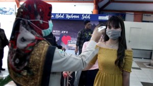 Varios países reanudan gradualmente actividades, pese al temor a un nuevo brote