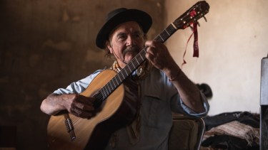 Fina estampa. Saúl Huenchul en su campo, donde repasa las canciones de su nuevo disco, el 53, hasta que pueda salir para poder grabarlo en estudios. Foto de Gonzalo Maldonado/ Noviembre 2019.