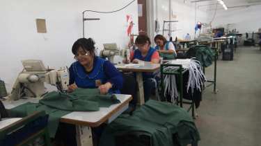 Las obreras textiles de Traful Newen están produciendo barbijos de tela. (Gentileza).-