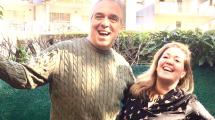 Imagen de Mirá al cantante de Bariloche que ofrece una canción cada tarde en Francia
